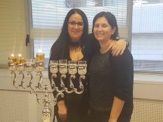 חוגגים חנוכה עם העובדים בחברת KLA–Tencor חוגגים חנוכה ב- KLA-Tencor. צילום יח"צ