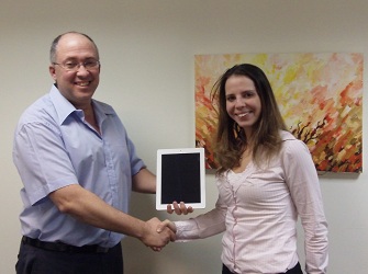 וה- iPad2 של החודש הולך ל – נטלי קמיל מאמדוקס! נטלי קמיל זוכה ב-iPad2 בהגרלת HRus