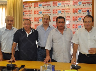 עופר עיני בחתימת ההסכם הקיבוצי. צילום: יהודה שגב, דוברות ההסתדרות עופר עיני בחתימת ההסכם הקיבוצי