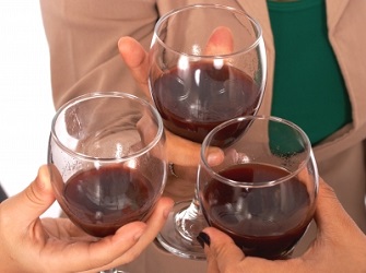 Happy Hour לאורך כל היום: מדיניות שתיית אלכוהול לאורך שעות העבודה שתיית אלכוהול`
