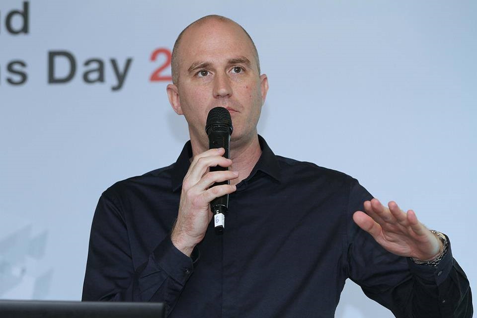 מה בין ניהול משאבי אנוש ושיפור הביצועיים העסקיים?