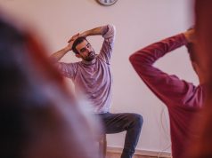 פרויקט SIT-ACT: איך לשבת ישיבה פעילה אוהד קולומבוס, חוקר תנועה, מורה לפלדנקרייז, ומפתח גישת SIT-ACT לישיבה פעילה.