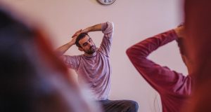 פרויקט SIT-ACT: איך לשבת ישיבה פעילה אוהד קולומבוס, חוקר תנועה, מורה לפלדנקרייז, ומפתח גישת SIT-ACT לישיבה פעילה.