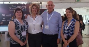 "בשנה הבאה נפתח מסלול הכשרה לעובדים שירצו לעשות הסבה לדאטה אנליטיקס" בתמונה מימין לשמאל: אלה קוגן, אחראית גיוס טאלנטים וקשרי אקדמיה ב- KLA, אורי תדמור, נשיא KLA ישראל, סמדר תדמור, מנכ"לית שותפה בחברת ConnAction, ויקי פלטניק, מנהלת משאבי האנוש של KLA ישראל