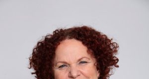 יושבים כל היום? אוצרות להפחתת כאבים: ספר חדש להתמודדות עם כאבים והגדלת פרודוקטיביות מטפלת ומדריכה אנשים לבריאות ואיכות חיים מזה 22 שנים המתמחה באופן ייחודי במתן בפתרונות לאנשים שיושבים שעות רבות ביממה