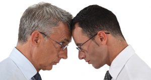 מה הקשר בין מנהלים כושלים חסרי מנהיגות לאפליה על רקע גיל אפליה על רקע גיל