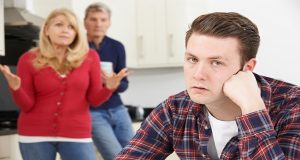 סליחה, אמא שלי יכולה לבוא איתי לראיון העבודה? הורים מתערבים בקריירה