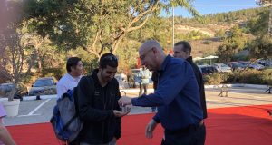 העצמת חווית עובד: ההנהלה הגיעה ללחוץ את ידי העובדים ששברו שיא מכירות העצמת חווית עובד: ללחוץ את ידי העובדים