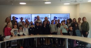 חברת Accenture מארחת את ילדי עמותת 'מחשבה טובה' שמעון אלקבץ, מנכ"ל Accenture ישראל, צוות החברה וילדים מלוד וירושלים, תלמידי 'מחשבה טובה', במסגרת הפעילות הפותחת של שבוע 'שעת קוד' העולמי".צילום: יח"צ