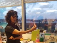 חגיגות חנוכה בחברת ServiceNow יפעת מגדל שטינברג, בודקת תוכנה, ServiceNow ישראל. צילום: יח"צ