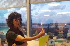 חגיגות חנוכה בחברת ServiceNow יפעת מגדל שטינברג, בודקת תוכנה, ServiceNow ישראל. צילום: יח"צ