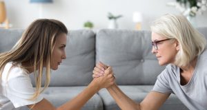 זה הזמן להכיר בעובדות: עובדים מבוגרים הם כרגע הפתרון היחיד למחסור בעובדים