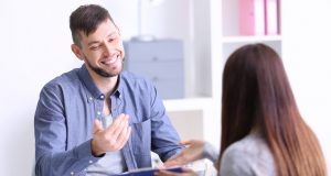 היתרונות המהותיים של משוב שבועי על פני משוב אחת לשנה