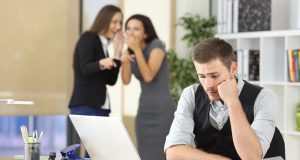 מדוע הכרחי למנוע רכילות בארגון רכילות במקום העבודה