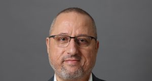 עובד מקבל קצבת פנסיה וממשיך להפקיד לקרן: ההפקדות החדשות מצטברות מאפס